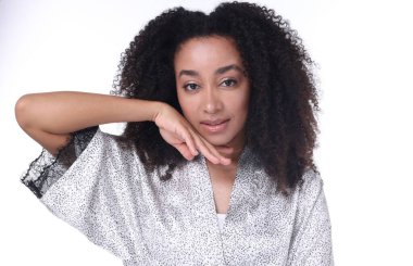 Beyaz arka planda sağlıklı ciltli güzel Brezilyalı kadın.