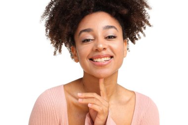 Beyaz arka planda güzel Brezilyalı kadın portresi