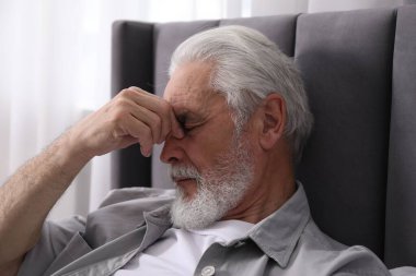 Evde yatağında göz yorgunluğundan muzdarip son sınıf öğrencisi.