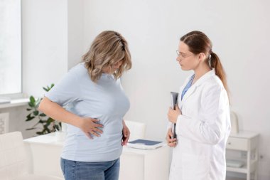 Kilo kaybı. Klinikteki aşırı kilolu kadınlara danışmanlık yapan beslenme uzmanı.