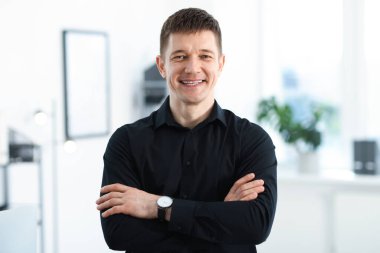 Yakışıklı orta yaşlı bir adamın portresi.