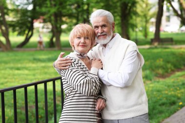 Sevgili son sınıf çiftimiz parkta birlikte vakit geçiriyorlar.