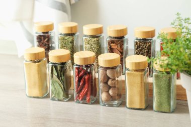 İçerideki masada kavanozlarda çok farklı aromatik baharatlar var.