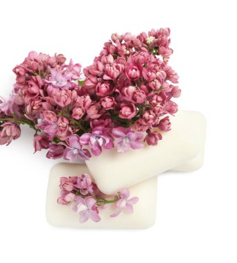 Sabun çubukları ve leylak çiçekleri izole edilmiş beyaz