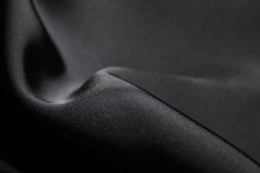 Arkaplan olarak buruşmuş siyah ipek kumaş, yakın plan