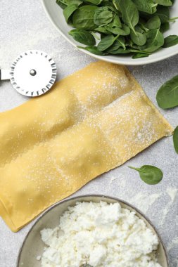 Pişmemiş ravioli, süzme peynir ve ıspanak.