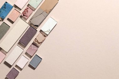 Bej arka planda güzel göz farı dolguları, düz bir döşeme. Metin için boşluk