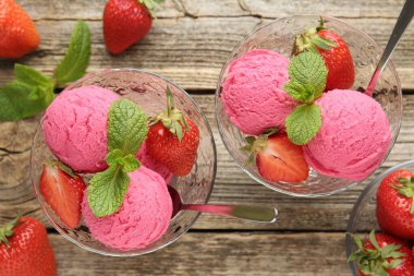 Çilekli şerbet ve ahşap masada servis edilen nane şekeri.