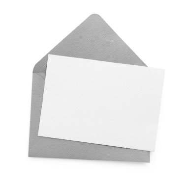Boş davetiye kartı ve zarf beyaza izole edilmiş, üst manzara. Tasarım için boşluk