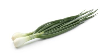 Taze taze soğanlar, beyazda izole edilmiş.