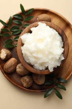 Bej arka planda doğal Shea yağı, üst görünüm
