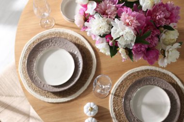 İçinde şakayık demeti olan güzel bir masa, manzaralı.