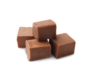 Lezzetli çikolata parçaları beyaza izole edilmiş.