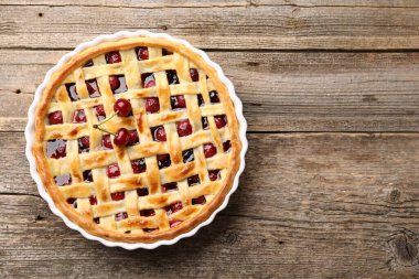 Tahta masada nefis vişneli turta, üst manzara. Metin için boşluk