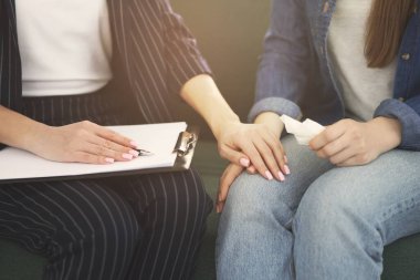 Ofiste müşteriyle çalışan psikolog, yakın çekim.