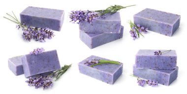 Sabun çubukları ve lavanta çiçekleri beyaz sette izole edilmiş.