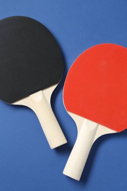 Mavi arkaplanda pinpon raketleri, üst görünüm