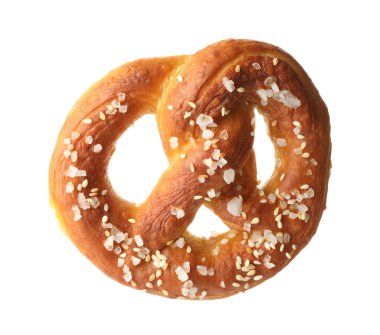 Lezzetli kraker, beyaz üzerine tuz dökülmüş.