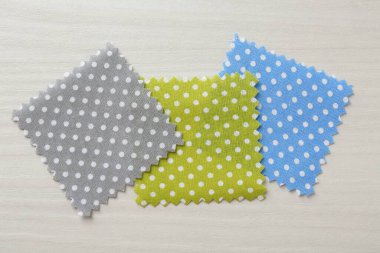 Beyaz ahşap masa üzerinde farklı kumaş örnekleri, düz yatıyordu.