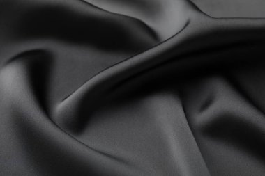 Arkaplan olarak buruşmuş siyah ipek kumaş, yakın plan