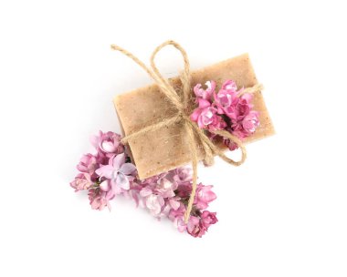 Sabun çubukları ve leylak çiçekleri izole edilmiş beyaz