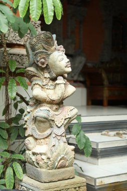 Bali, Endonezya - 15 Mayıs 2025: Binanın girişine yakın güzel antik heykel