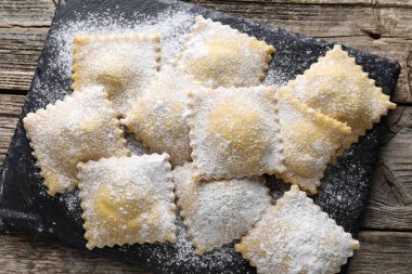 Ahşap masada pişmemiş ravioli.