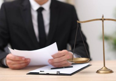 Yargıç içeride çalışıyor ve tartılar masada, seçici odaklanma