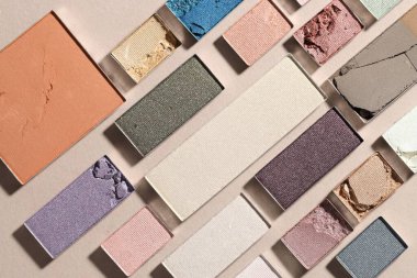 Bej arka planda güzel göz farı dolgu kapları, düz yatış