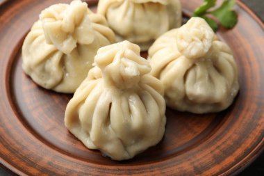 Lezzetli pişmiş khinkali masada servis ediliyor, yakın plan.