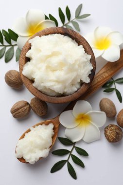 Beyaz arka planda doğal Shea yağı, düz yatıyordu.