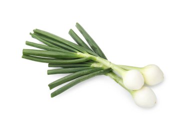 Taze taze soğanlar, beyaza izole edilmiş, üst manzara.