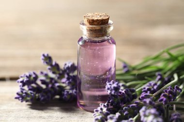 Doğal gaz ve lavanta çiçekleri ahşap masada, yakın plan.