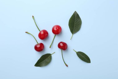 Hafif arka planda taze kirazlar, düz uzanmış.