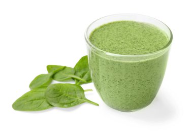 Lezzetli smoothie ve ıspanak yaprakları beyaz üzerine izole edilmiş.