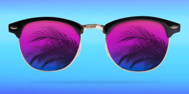 Parlak güneş gözlüğü, mavi renk eğimine karşı lenslerde avuç içi yansıması.