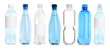 Beyaz arka planda su bulunan plastik şişeler, hazır.