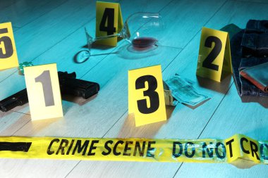 Adli tıp uzmanlığı. Kanıt, işaret ve polis bandıyla dolu bir suç mahalli. Renkli tonlama efekti