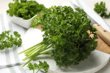 Taze maydanoz ve bıçak açık ahşap masada, yakın plan.