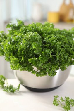 İçerideki masada taze maydanoz var.