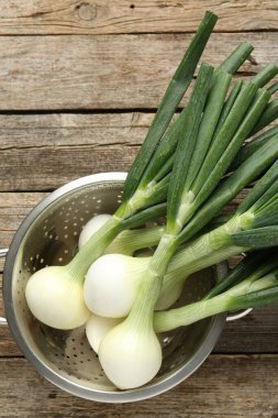 Tahta masada taze taze taze taze soğan, üst manzara.