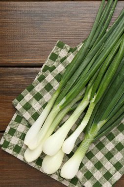 Taze taze soğan ve havlu ahşap masa, üst manzara