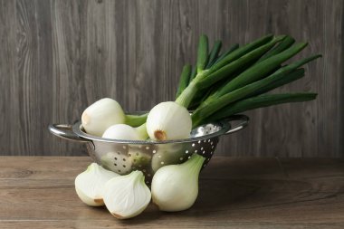 Tahta masada taze taze taze soğan kevgir.