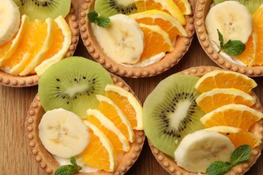 Meyveli ve nane aromalı tart, en iyi manzara. Tatlı nefis.