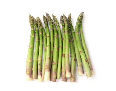 Taze çiğ kuşkonmaz mızrakları beyaza izole edilmiş.