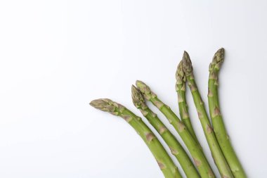 Beyaz arka planda taze taze çiğ kuşkonmaz, düz. Metin için boşluk