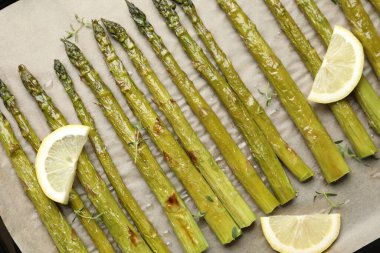 Pişmiş kuşkonmaz ve limonlu kek tepsisi.