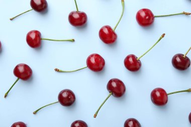 Hafif arka planda taze kirazlar, düz uzanmış.