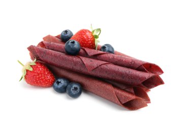 Lezzetli meyveli börekler, çilekler ve yaban mersinleri beyaz üzerine izole edilmiş.