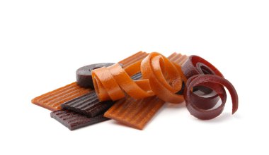 Beyaz arka planda farklı lezzetli meyve derisi